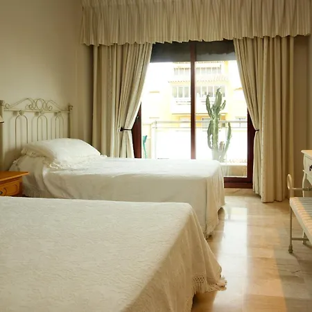 First Floor Side Property, San Pedro * 马尔韦利亚