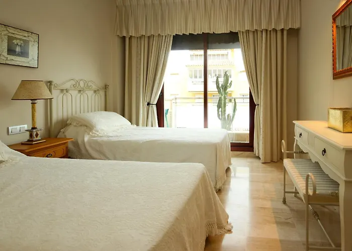 First Floor Side Property, San Pedro * 马尔韦利亚